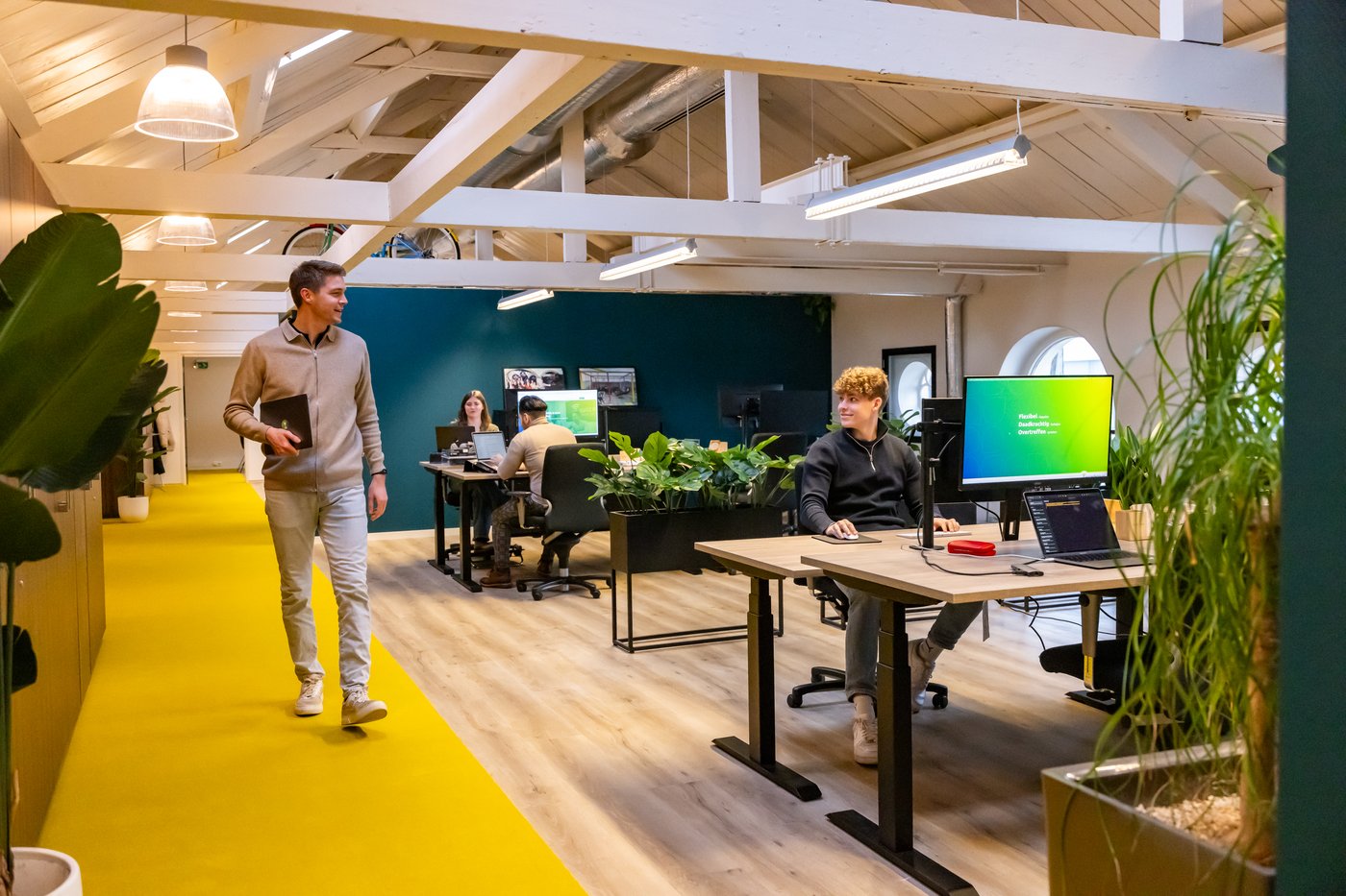 Teamleden van Succesfactor aan het werk op de kantoorvloer aan het Boreelplein