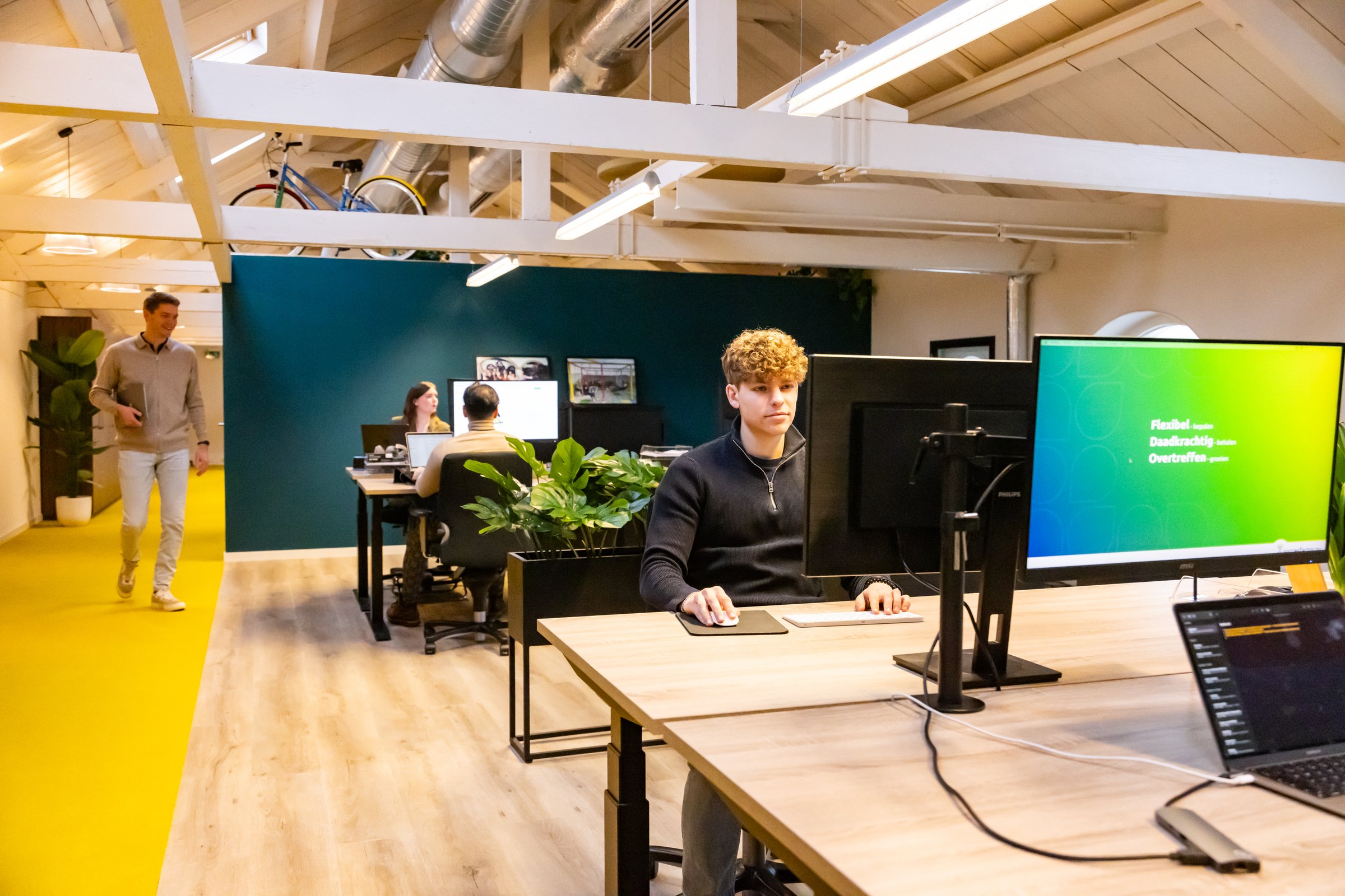 Rustige werkplek op de kantoorvloer van Succesfactor