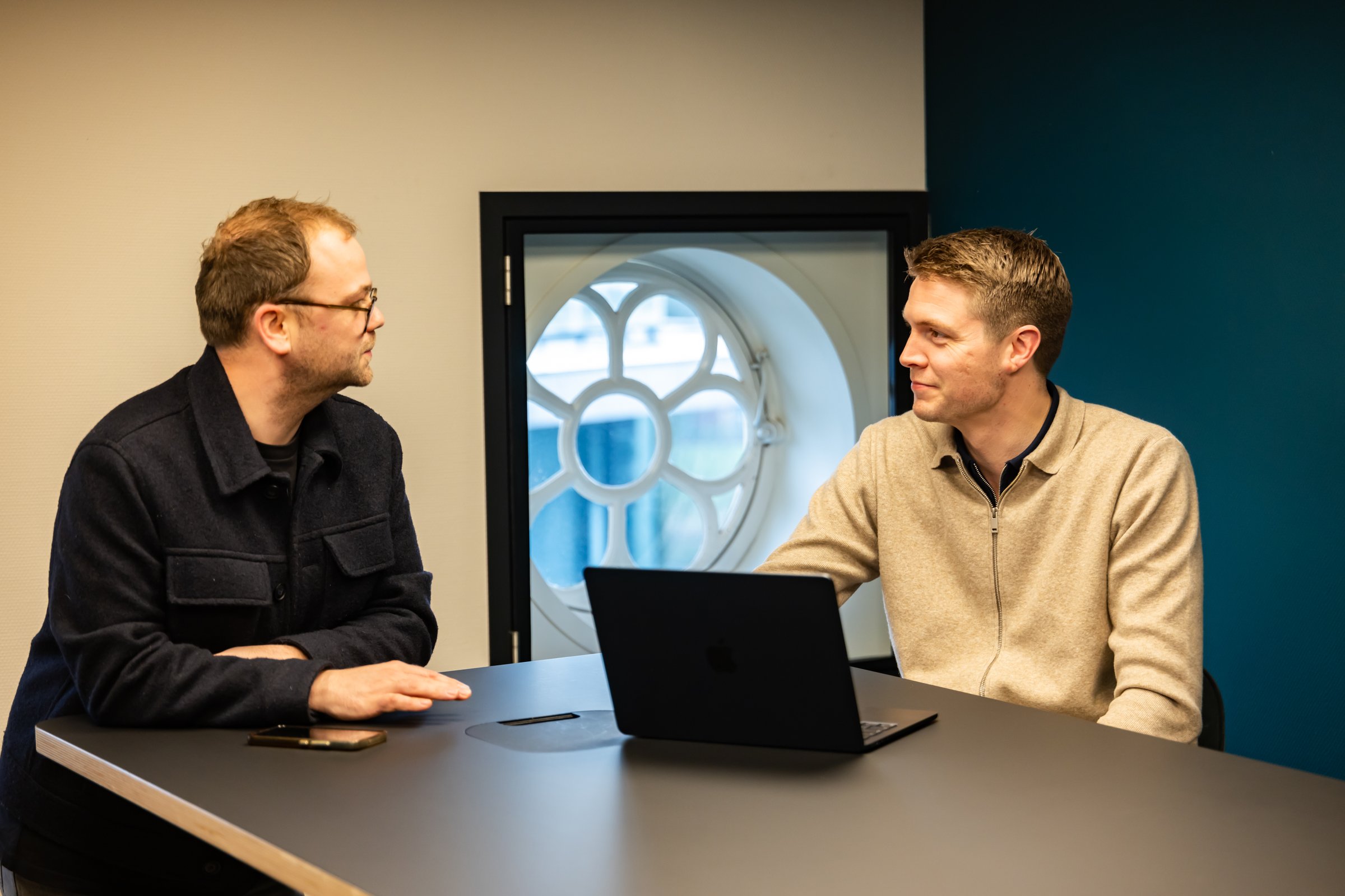 Gesprek aan de vergadertafel bij Succesfactor