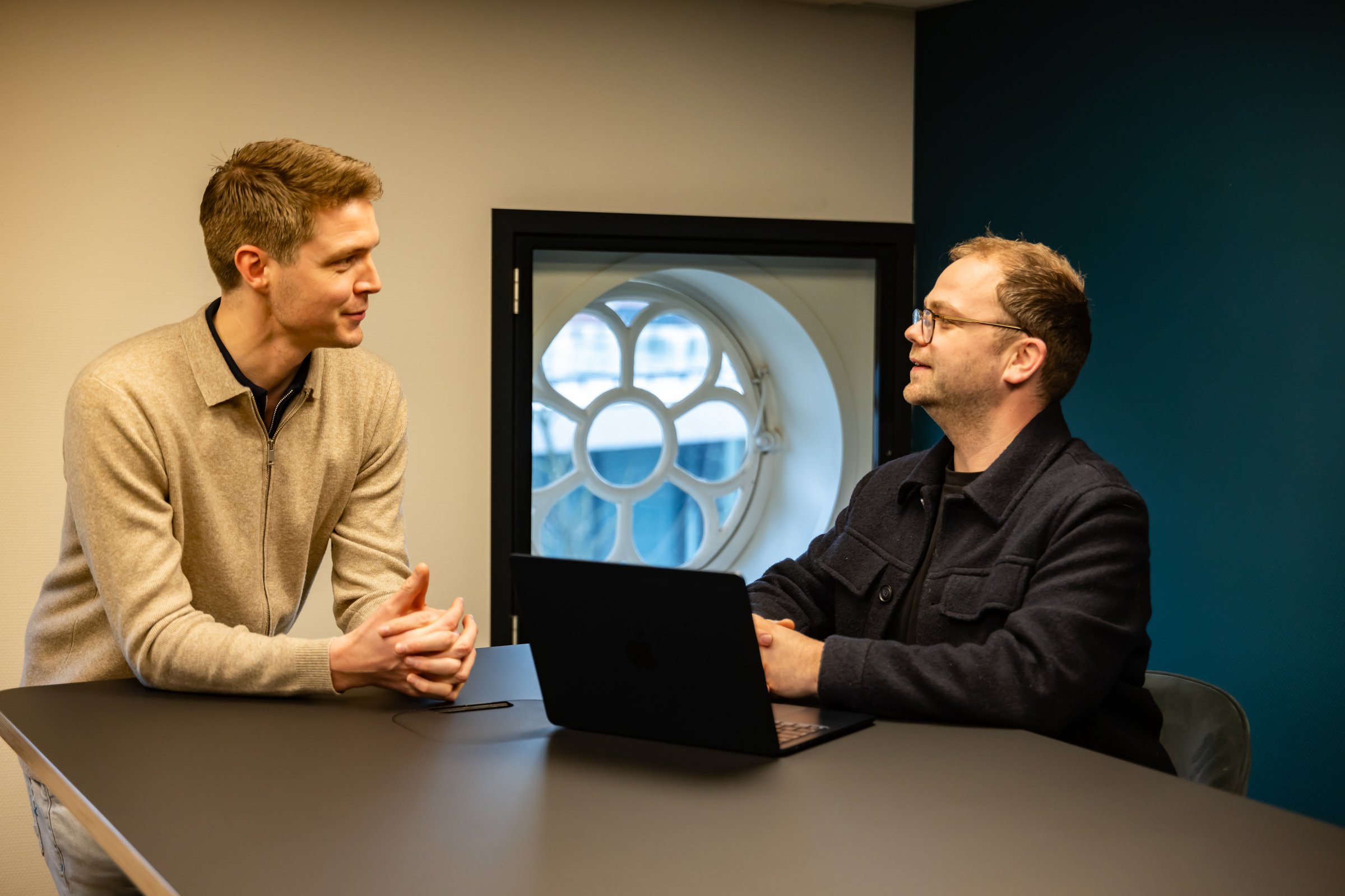 Een-op-een gesprek aan de vergadertafel bij Succesfactor